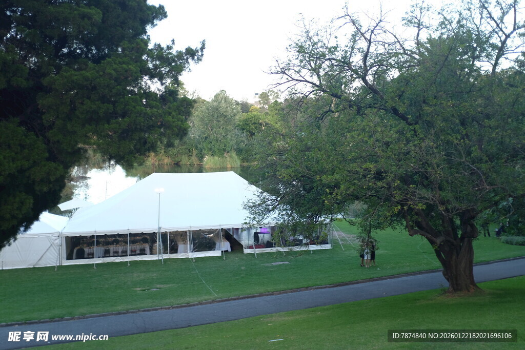 乡村草地旁的白色建筑