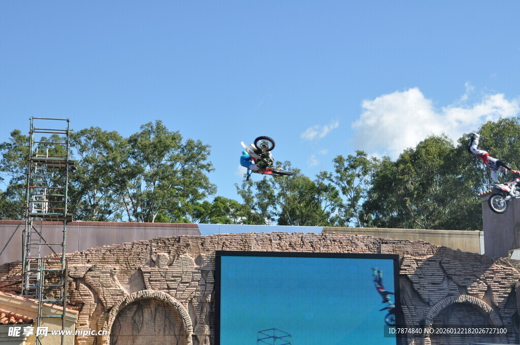 极限运动员空中飞跃瞬间