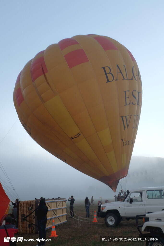 地面准备起飞的热气球