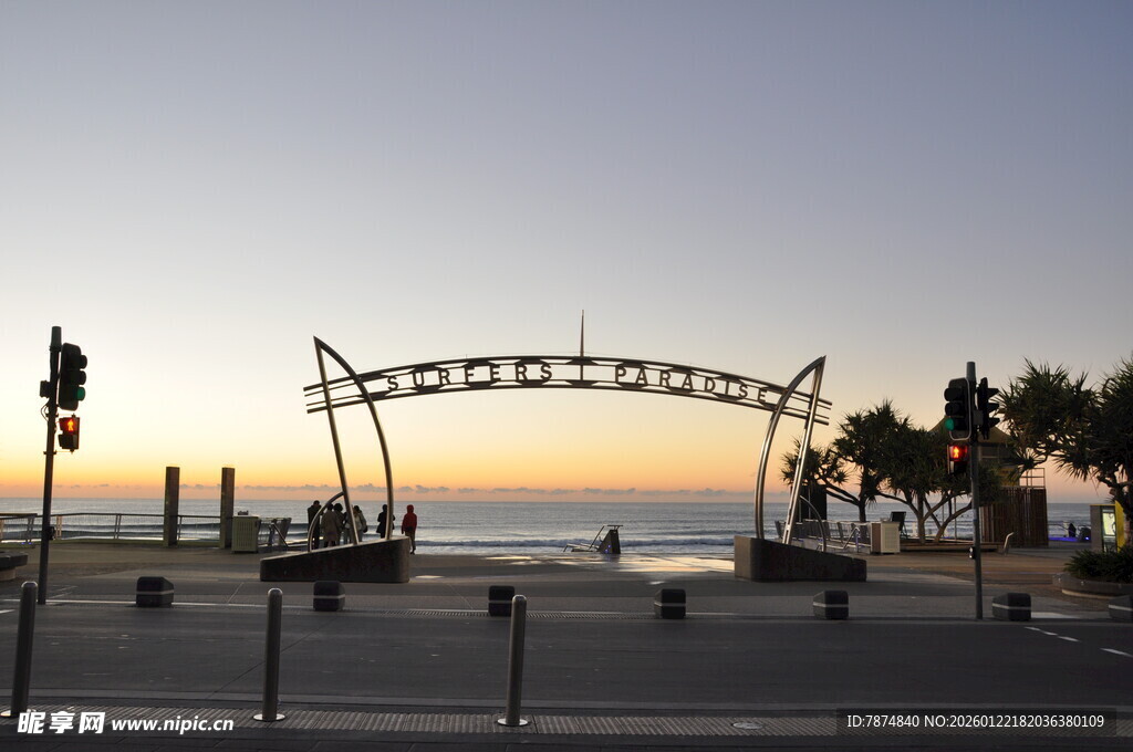 海边夕阳下的拱形标识牌