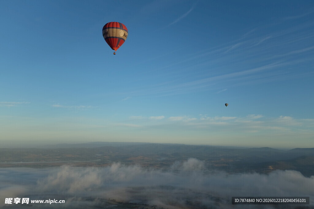 高空热气球翱翔云海间