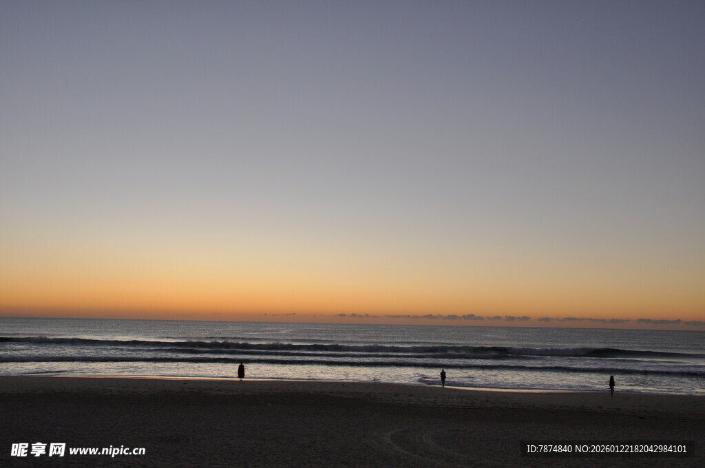 海边日落时分的浪漫景致