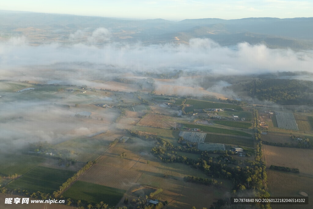 空中俯瞰云雾缭绕的田野