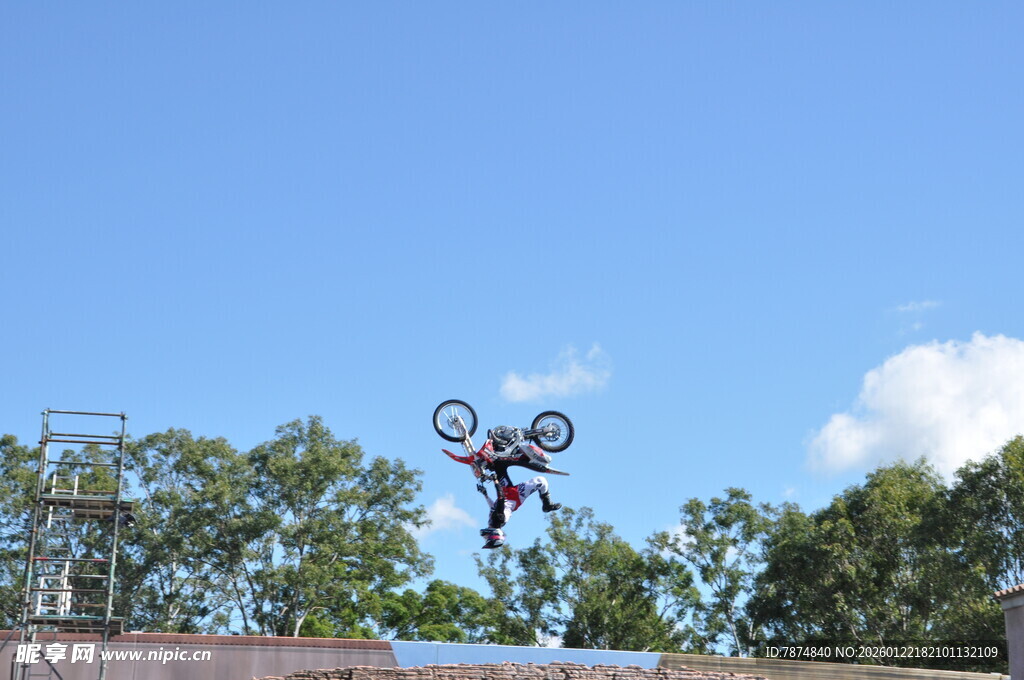空中飞跃的自行车特技