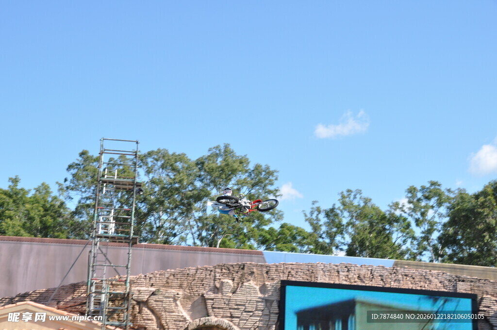 户外场景中的蓝色车辆