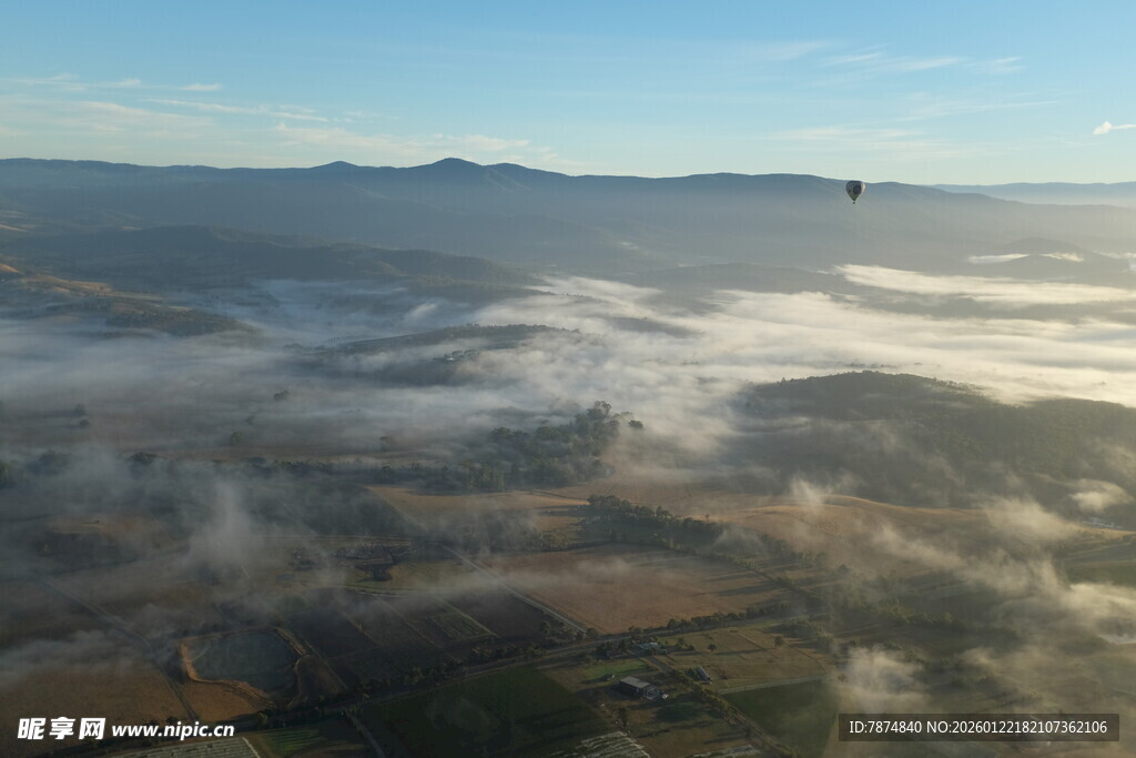 空中俯瞰云海覆盖的大地