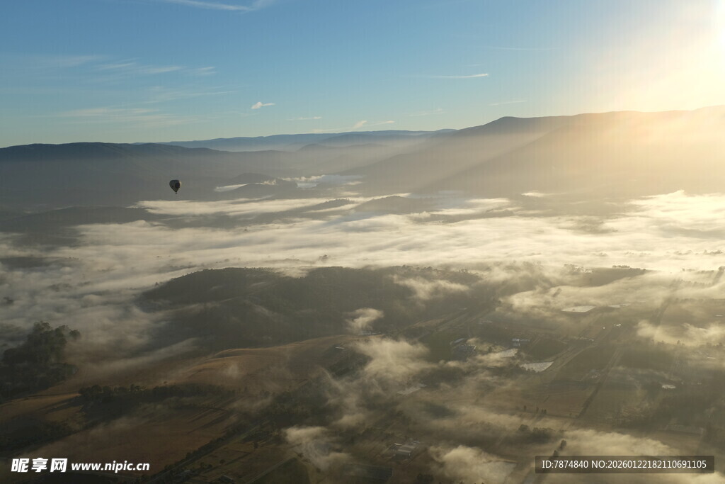 云海之上的壮丽日出景观