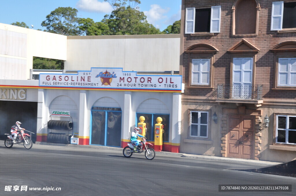 小镇街边的精致咖啡馆