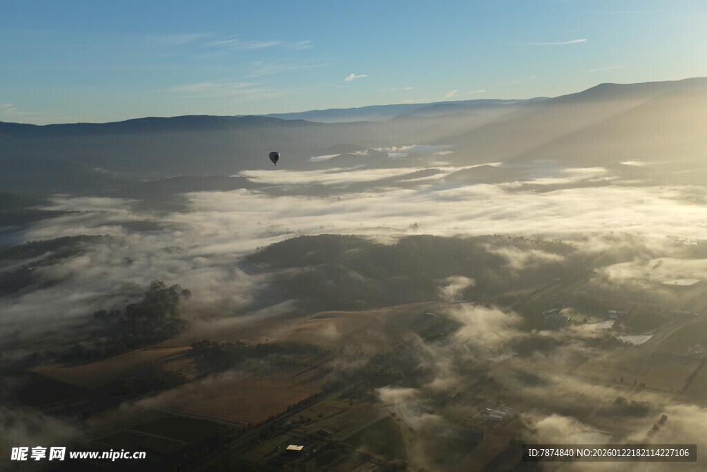 空中俯瞰云海与山峦美景