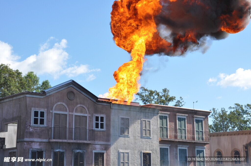 房屋起火浓烟腾空而起