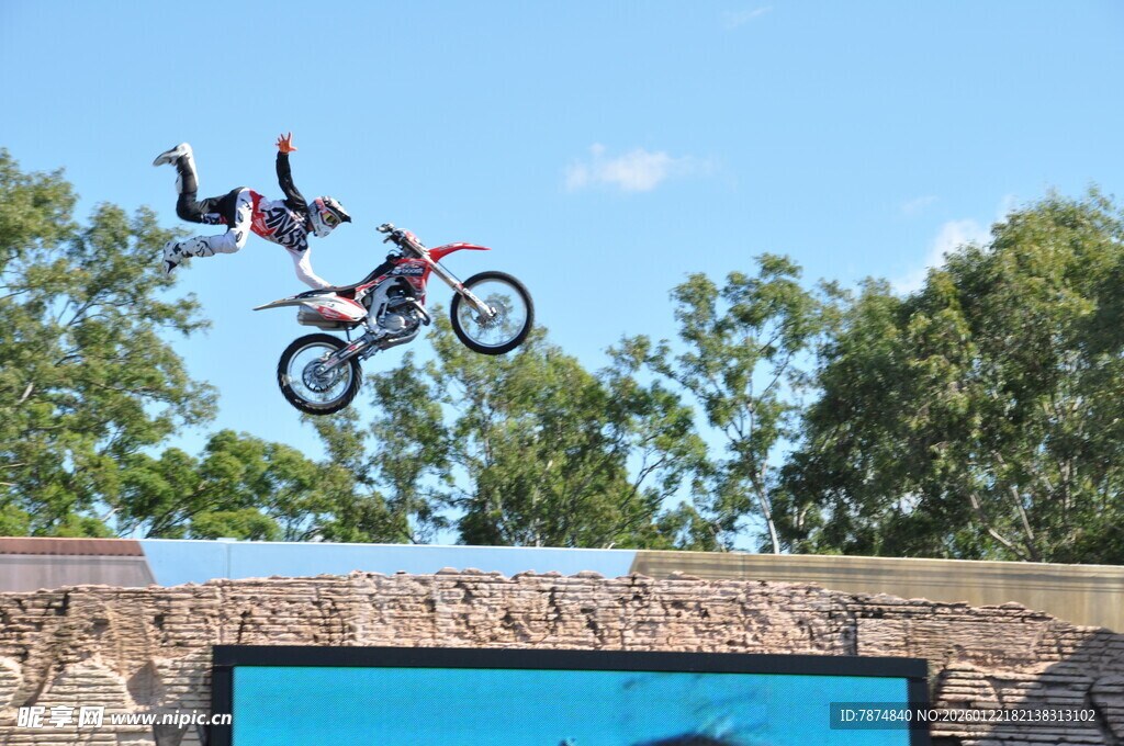摩托特技空中飞跃瞬间