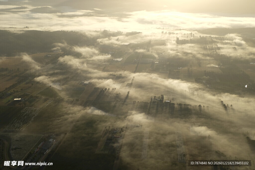 高空俯瞰云海中的城市