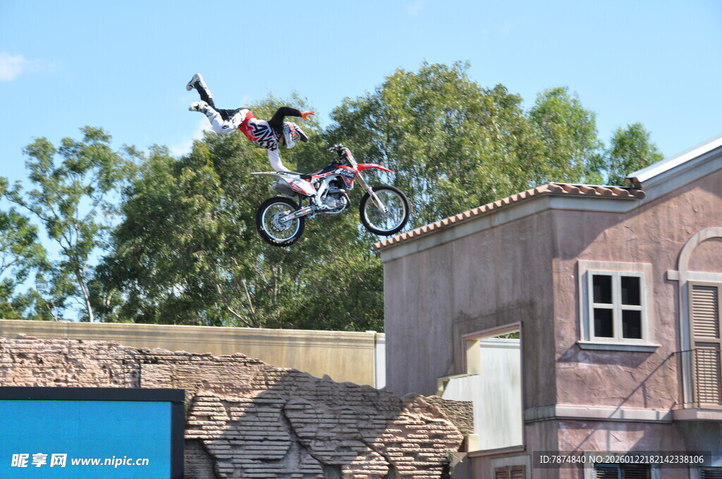 摩托车手空中酷炫特技表演