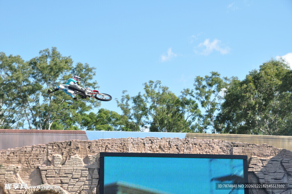 空中飞跃的摩托车