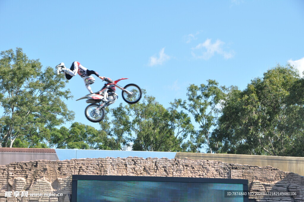 摩托车手空中炫酷特技