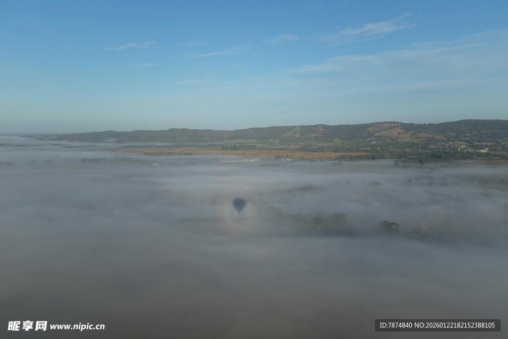 云海中一人漫步的壮丽景象