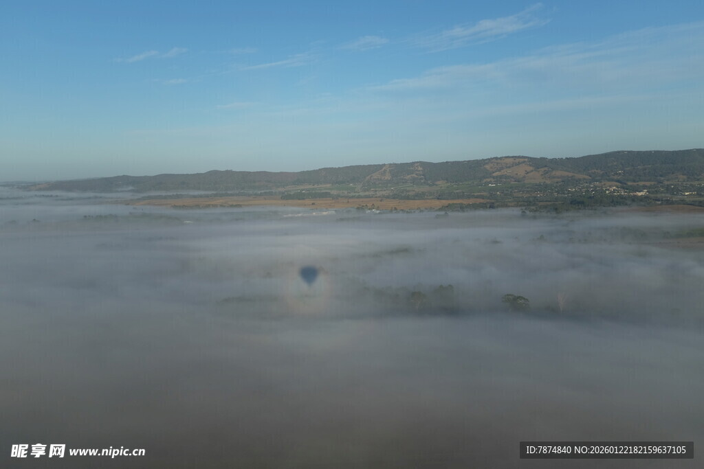 山间云海中的孤独身影