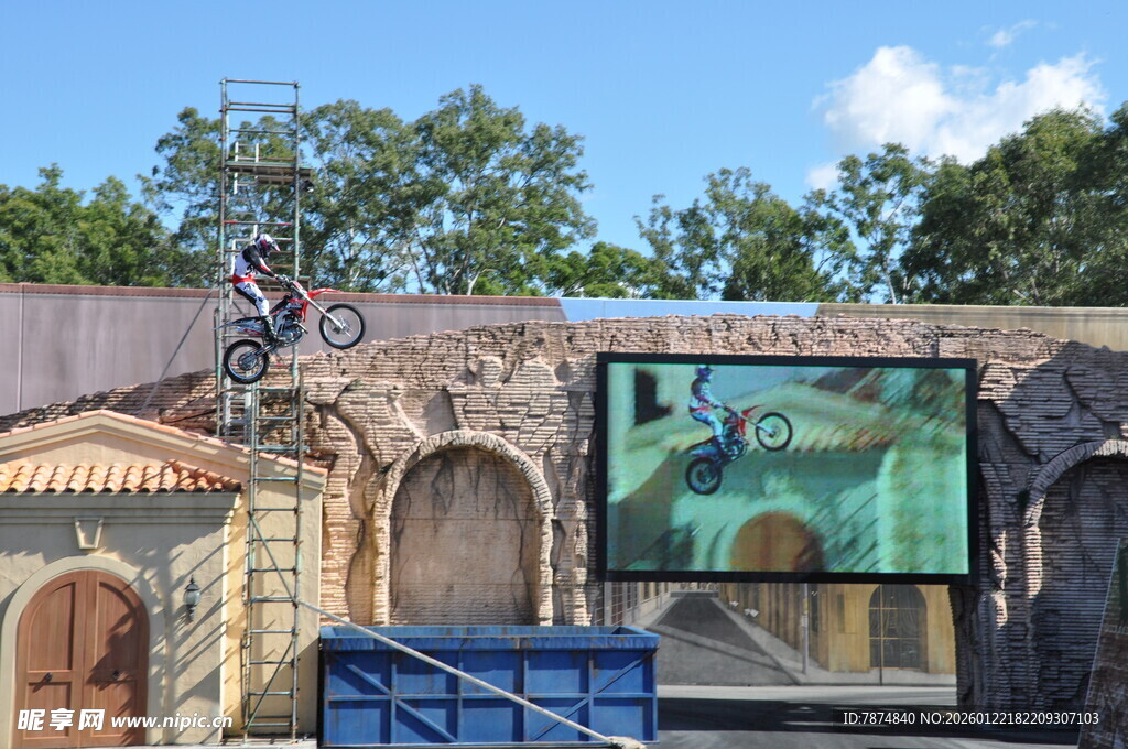 复古风格户外电影放映场景
