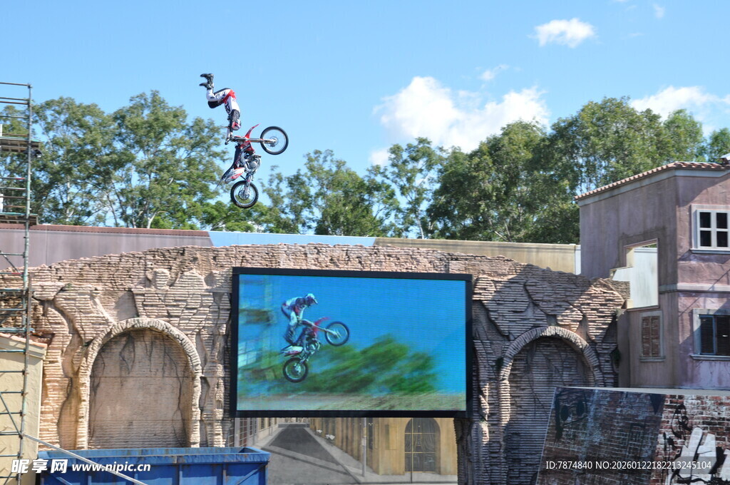 户外大屏展示奇幻画面