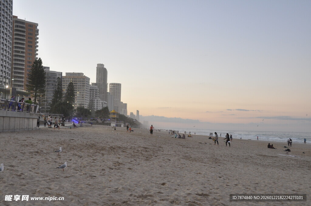 城市旁的美丽沙滩黄昏景