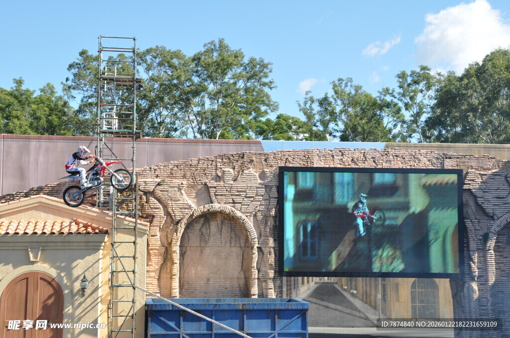 极限车手于建筑旁酷炫飞跃