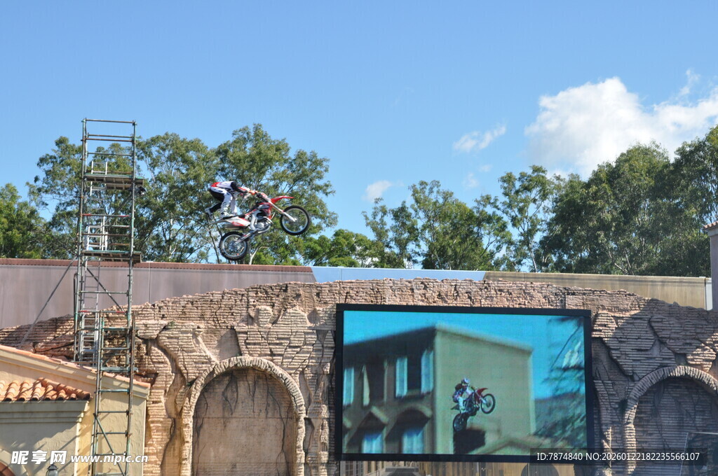 古老石墙与壁画景观