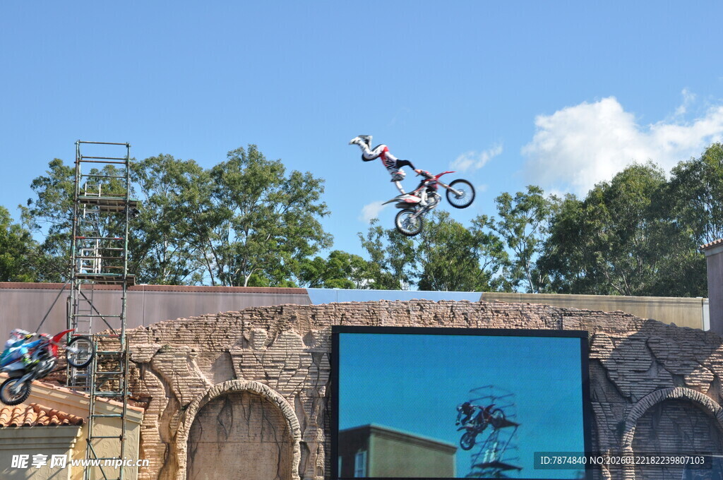 极限摩托空中特技表演