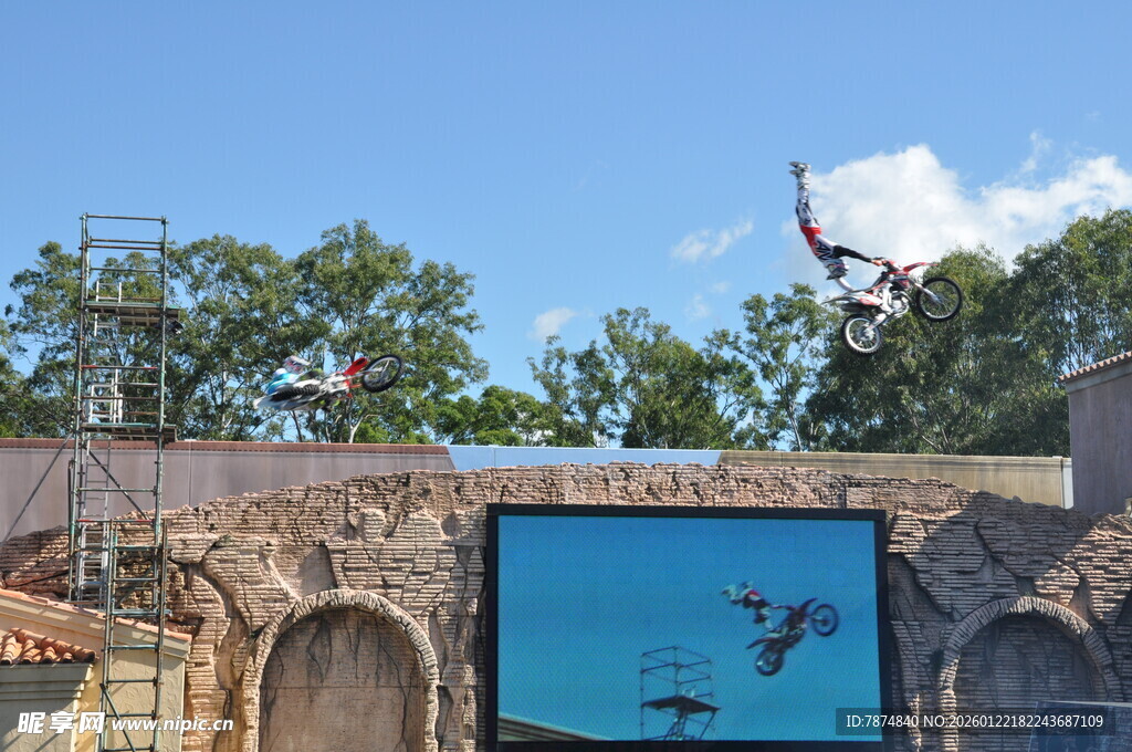 户外屏幕旁的精彩空中瞬间