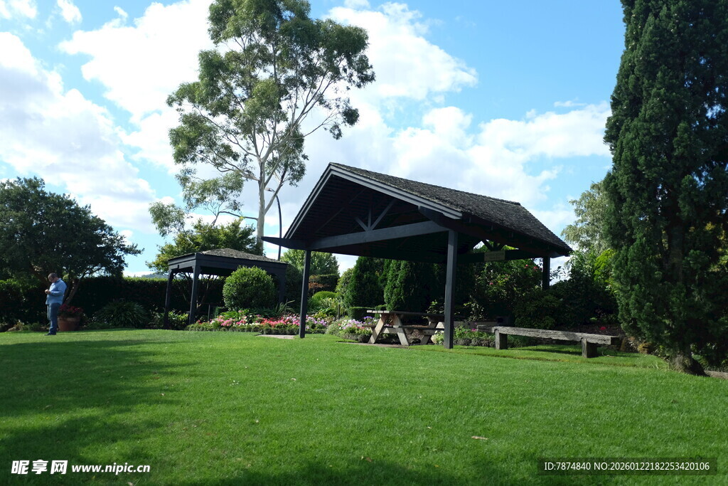 户外草坪上的休闲凉亭