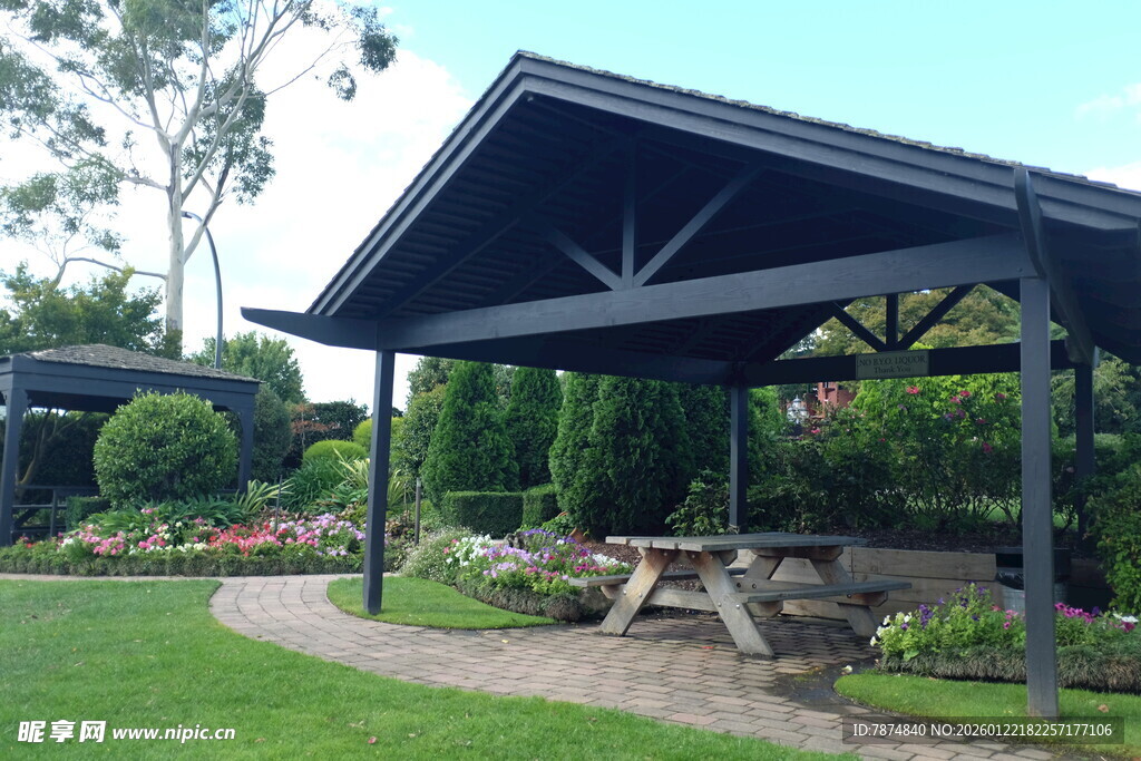 户外花园中的休闲凉亭