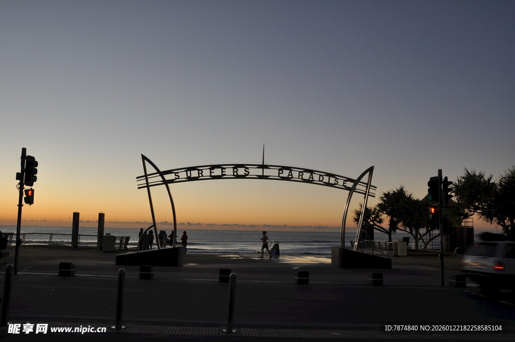 海边黄昏下的冲浪者天堂