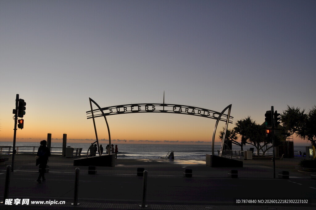 海边日落时的拱形景观