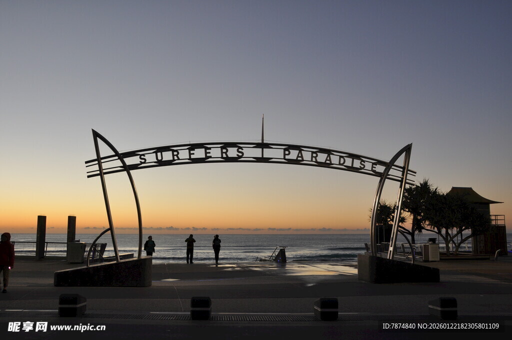 海边日落时的特色拱形建筑
