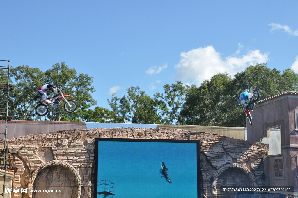 跳水者飞跃古老建筑门洞