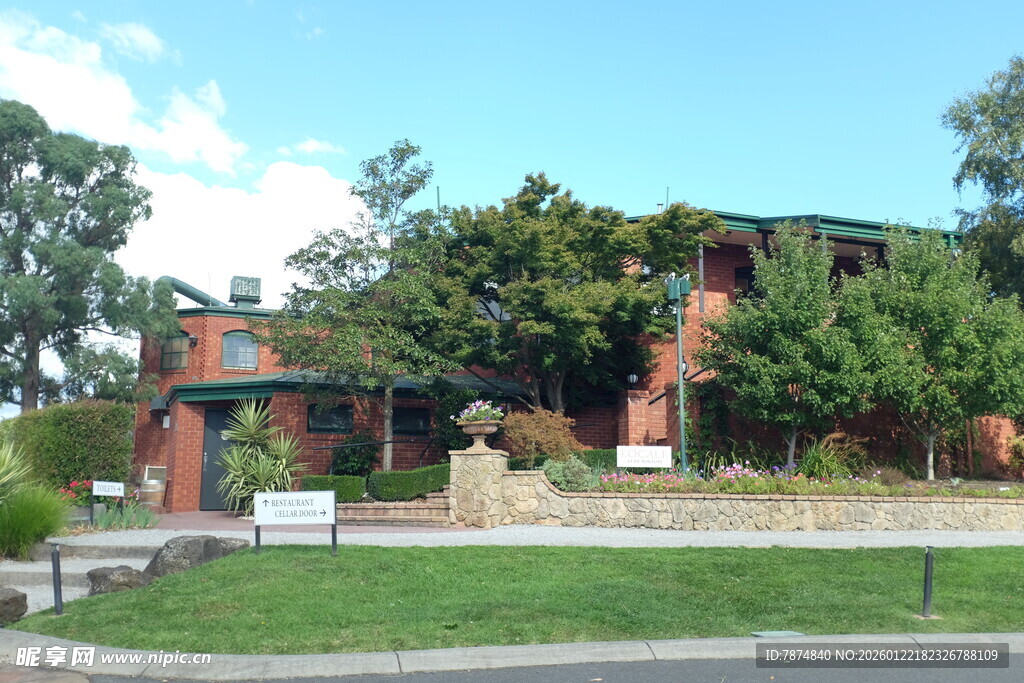 绿树环绕的红砖建筑