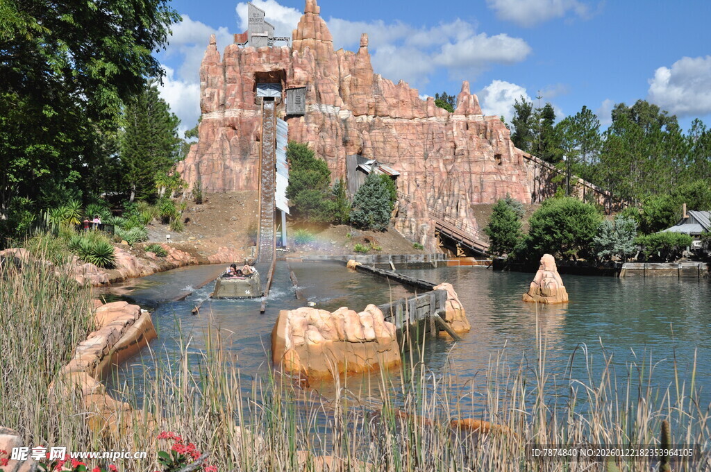 梦幻城堡旁的水景风光