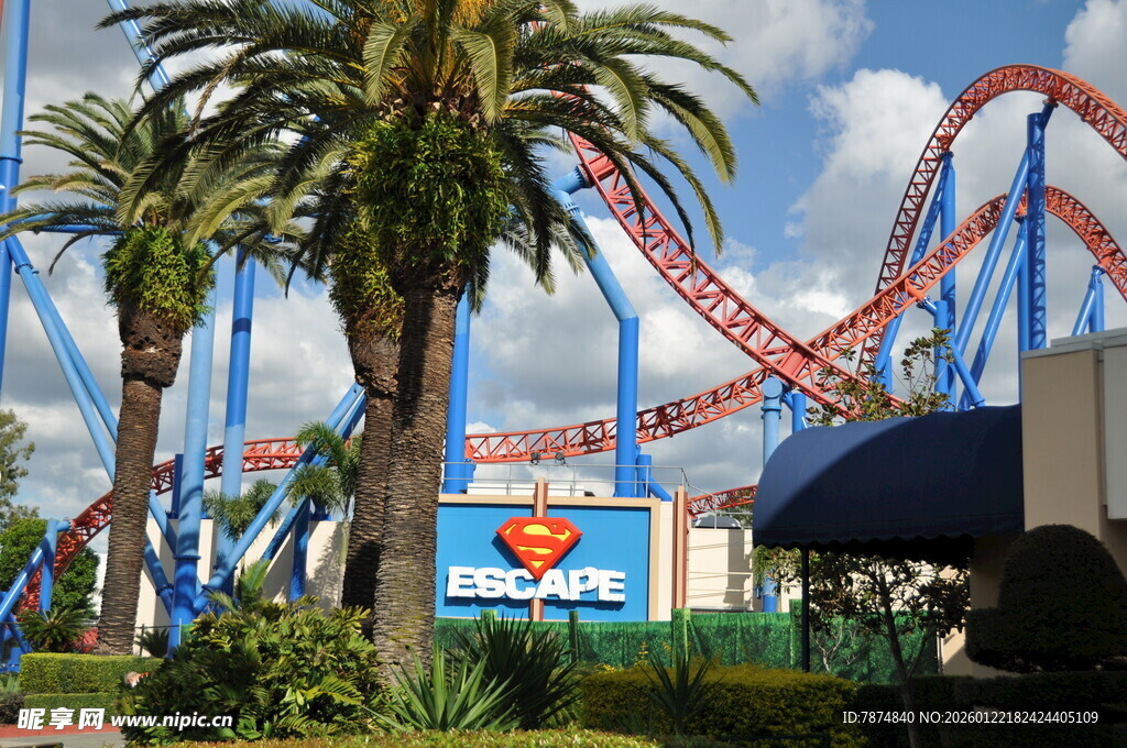 游乐园中的多彩过山车景观