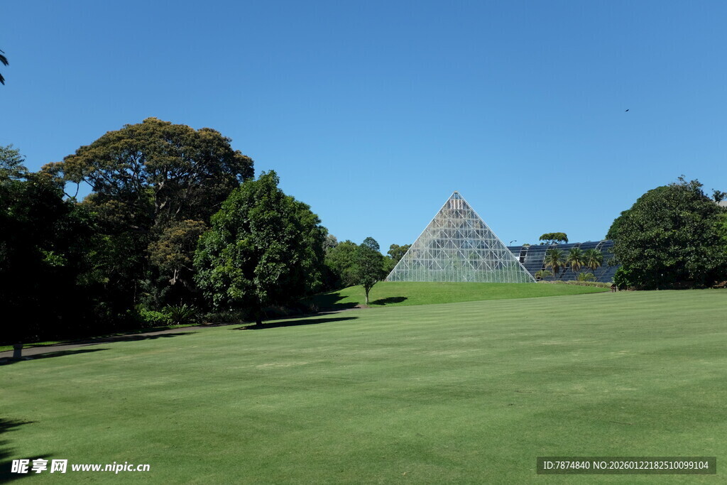 绿草如茵中的神秘金字塔
