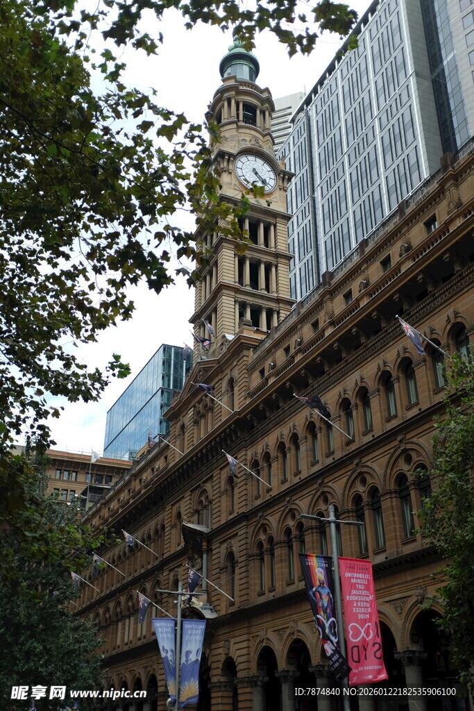 古典钟楼建筑外观