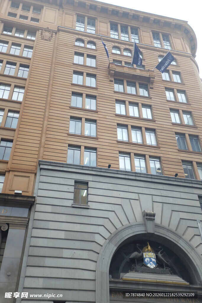 复古风格的多层建筑外观