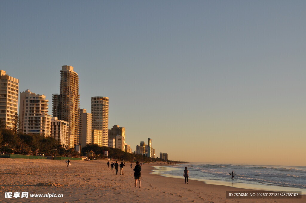 黄昏下的海滨城市美丽景致