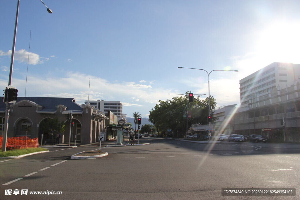 小镇街道的晴朗风光