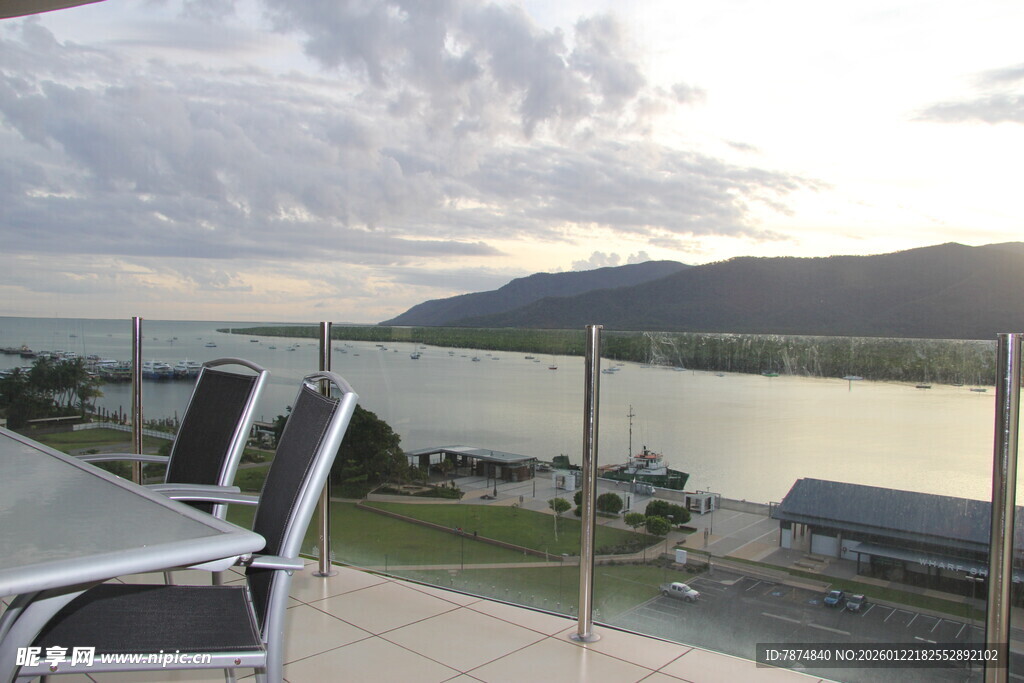 湖畔露台美景