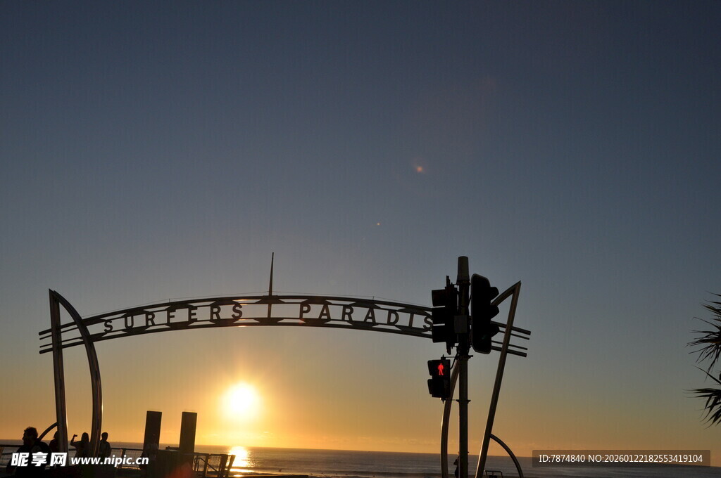 海边日落时的拱形建筑