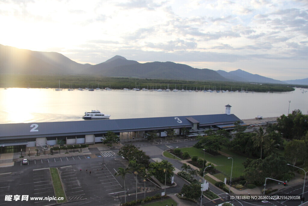 江边城市风光俯瞰