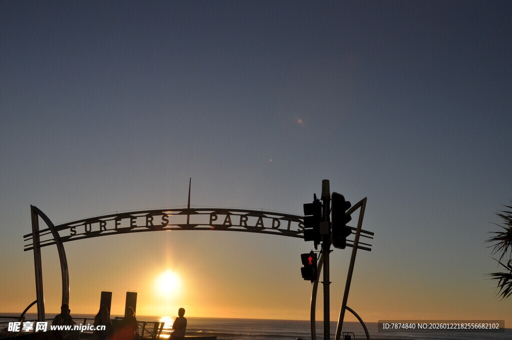夕阳下的户外游乐设施剪影