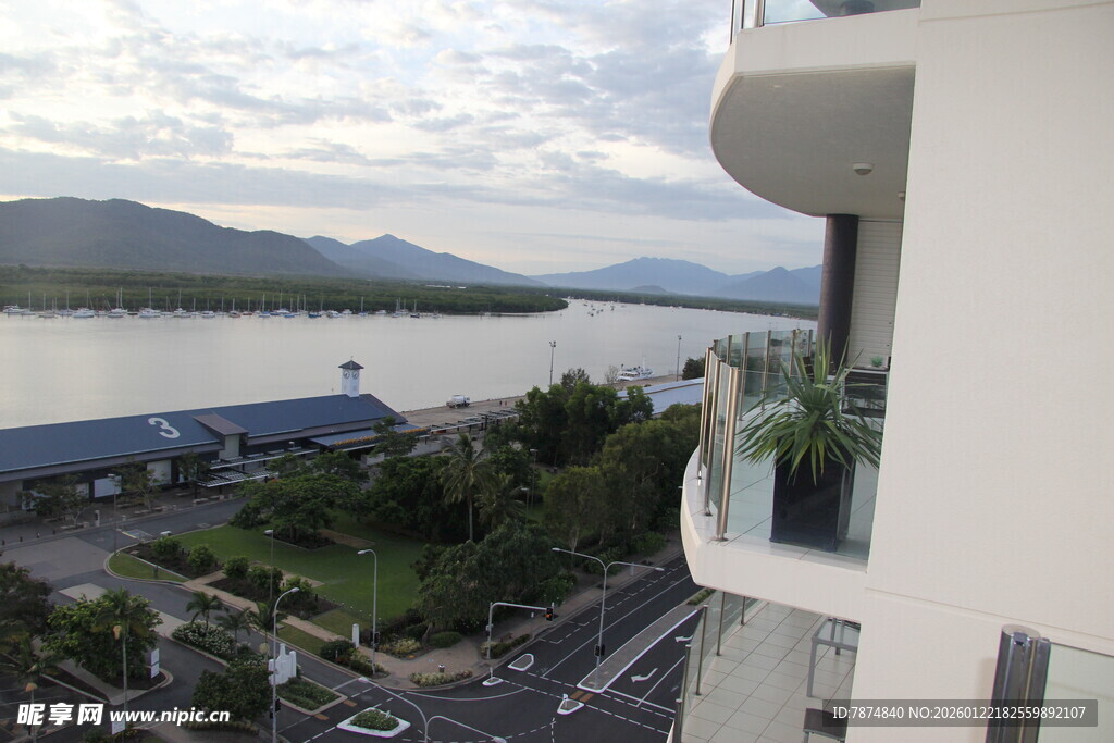 阳台外的江景风光