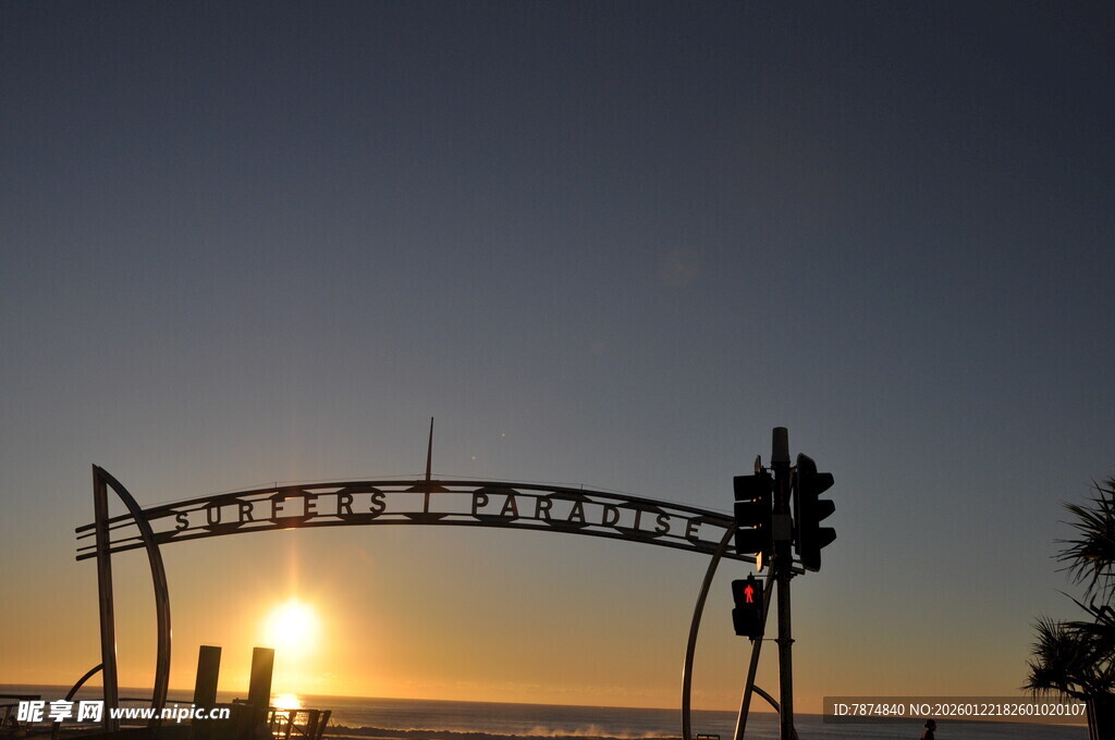 夕阳下的拱形建筑景观
