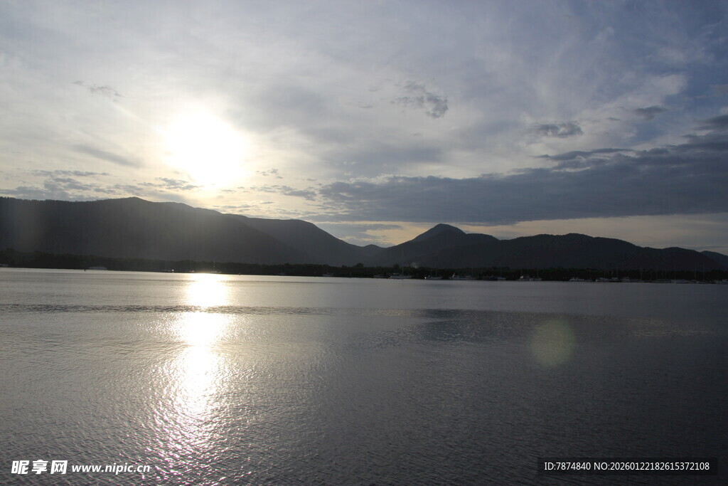 夕阳下平静湖面与远山