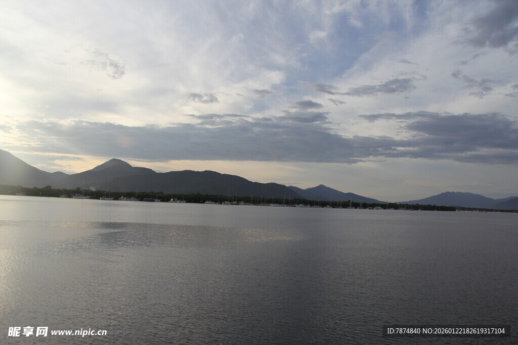 宁静湖景与远处山峦
